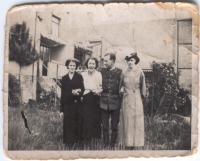 Mon père et ma mère, la soeur de ma mère et une cousine germaine de ma mère